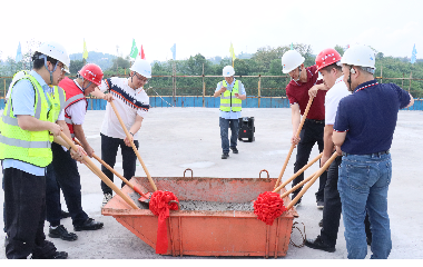 喜封金頂！宜賓遠(yuǎn)東電纜二期交聯(lián)機(jī)主機(jī)樓圓滿(mǎn)封頂，產(chǎn)能升級(jí)再啟新程。